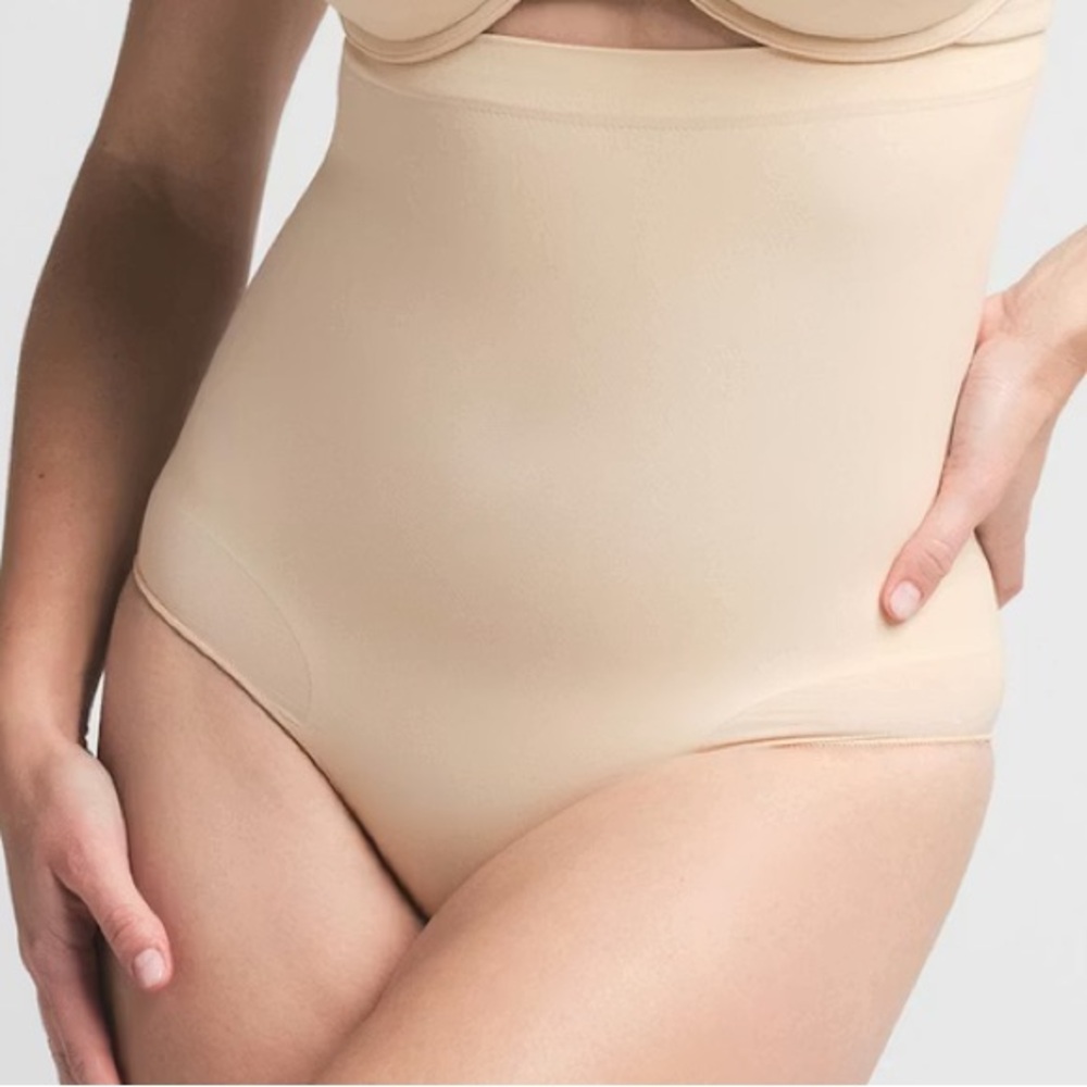 ✨SKIMS Seamless Sculpt
HIGH-WAISTED BRIEF Color: Sand Size: Extra Large/XL NWOT✨